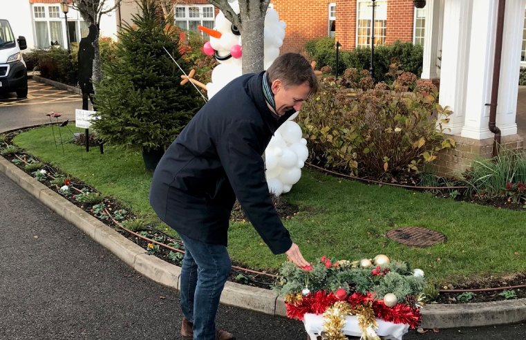 Jeremy Hunt has paid a festive visit to Sunrise of Guildford to turn on the care homeâ€™s outdoor Christmas lights. 
