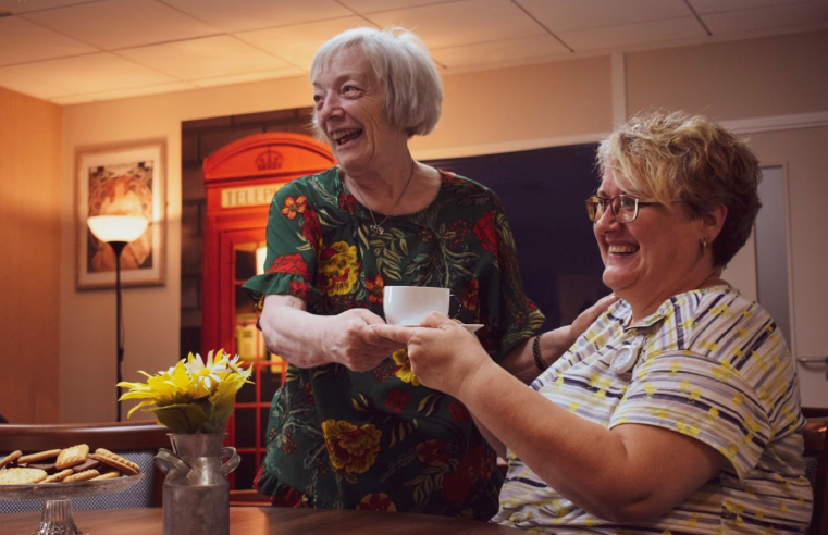 L-R:  A resident having a cup of tea with a Vida Healthcare employee.
