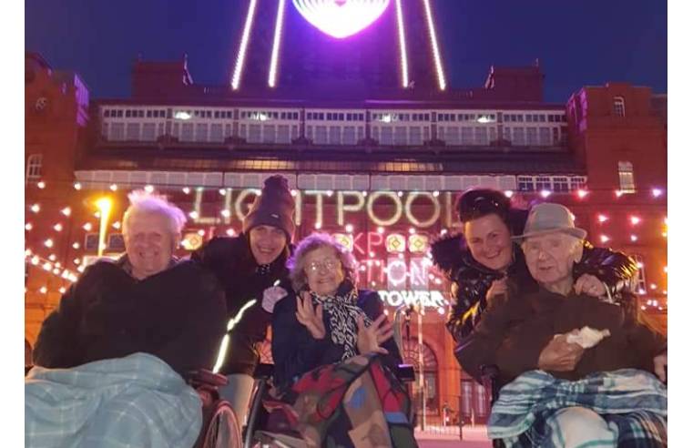 HOPE HOUSE RESIDENTS ENJOY BLACKPOOL ILLUMINATIONS