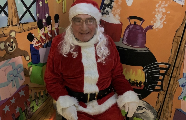 85 year old resident Brian Green brings the Christmas spirt to Windsor Court care home!.